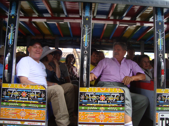 Descubre los beneficios de elegir un tour en chiva rumbera para conocer Medellín de manera divertida 3 Oriente Antioqueño foto 02 1