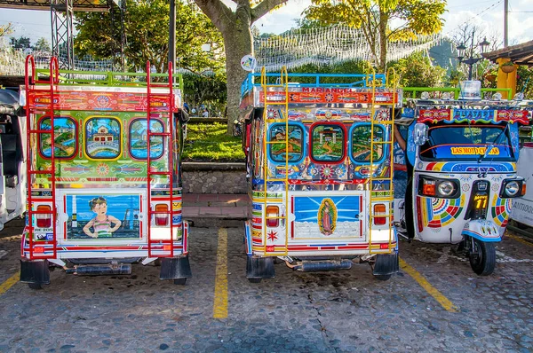 mototaxi colorido guatape