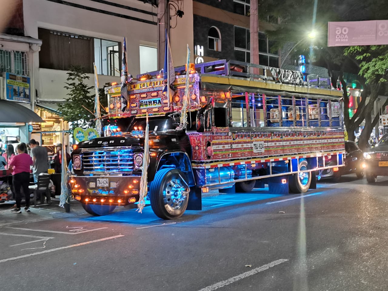 chivas de noche en medellin