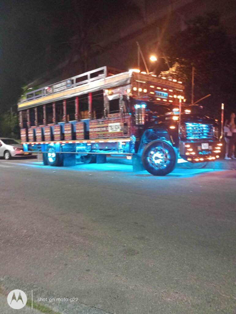 chivas rumberas en medellin de noche