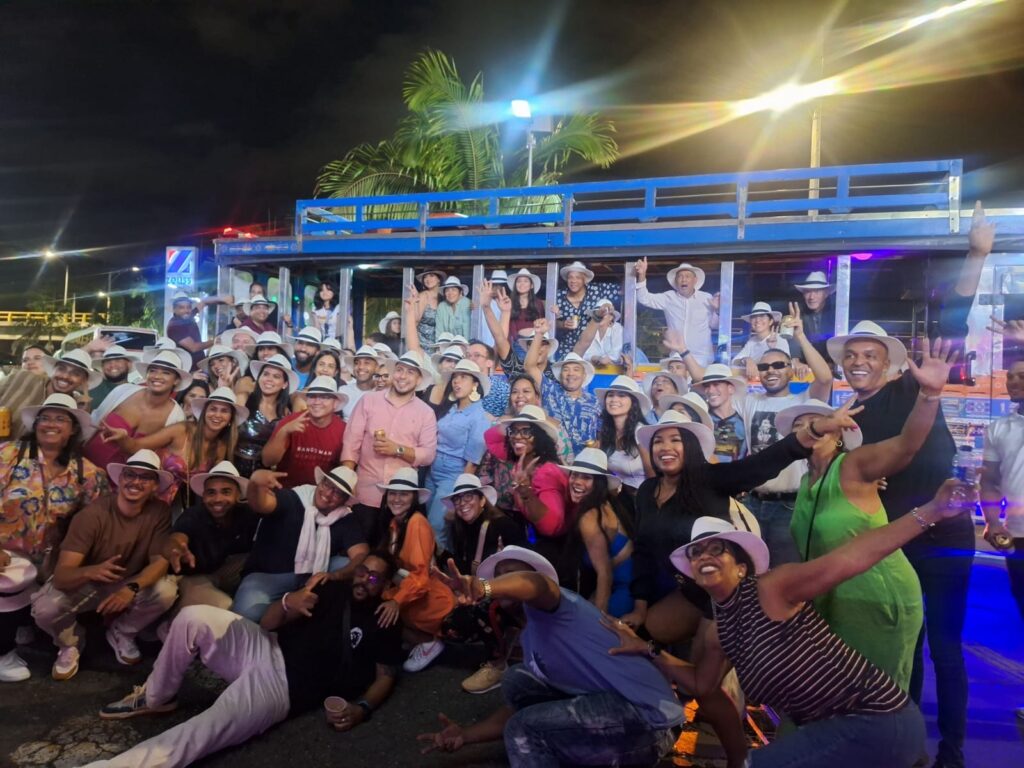 Chivas Rumberas: La Mejor Opción para Celebrar Cumpleaños en Medellín 3 fiestas de amigos en chivas rumberas