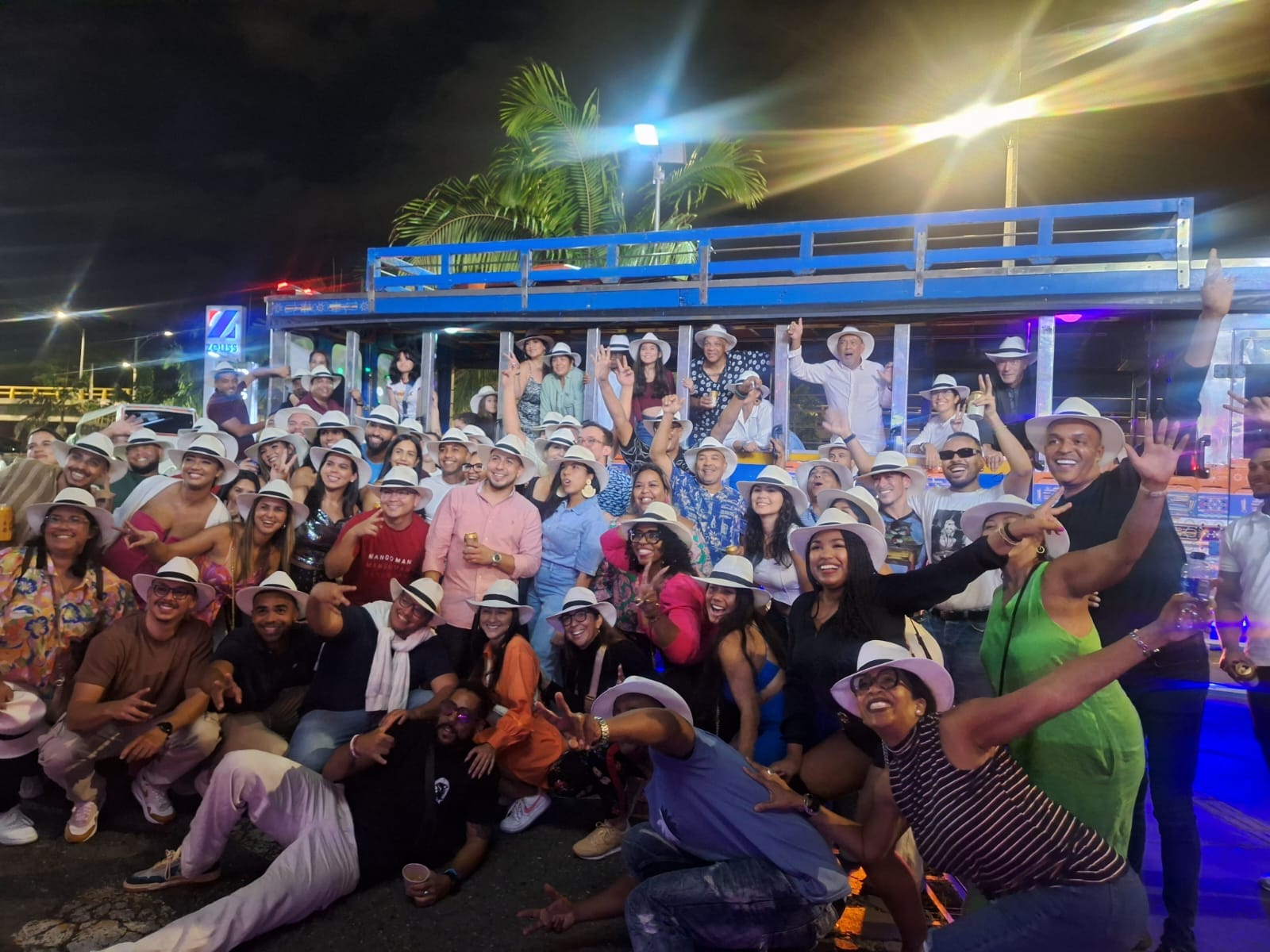 CHIVAS RUMBA MEDELLIN I CHIVAS RUMBERAS I City Tour 8 turistas de noche chiva rumbera medellin