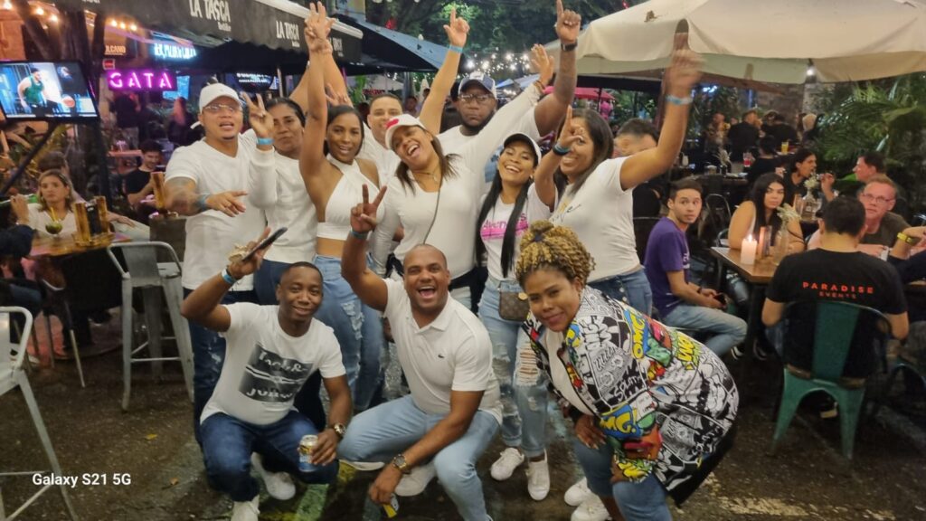 turistas felices en medellin