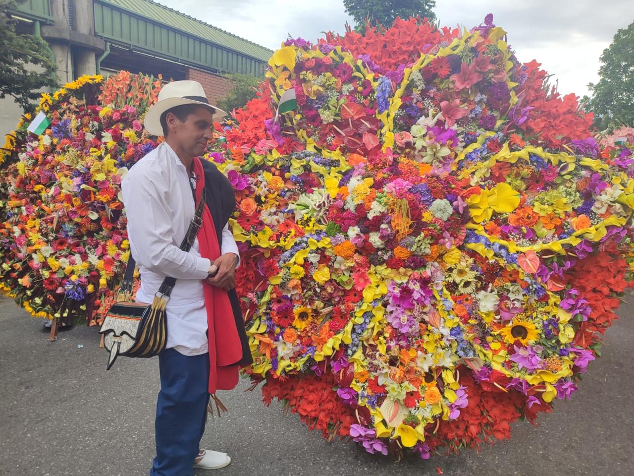Vive la Feria de las Flores en una auténtica Chiva Rumbera